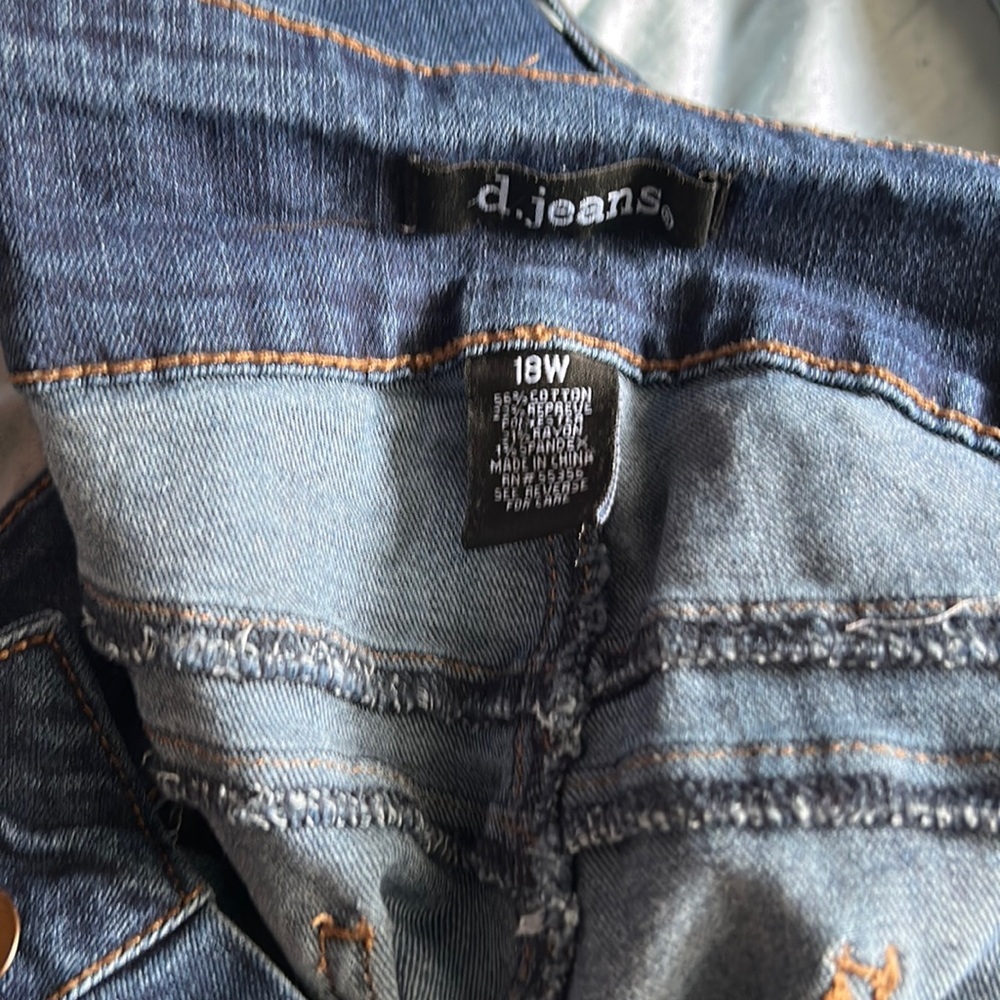 Lightly worn jeans. Great fit and color.